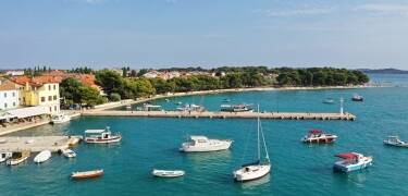 Fažana er en fredelig fiskerlandsby, hvor livet går lidt langsommere – perfekt til en afslappende ferie.