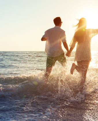 Du bor bare 100 meter fra sjøen – perfekt for en romantisk strandferie, spontane bad og solnedgangsturer.