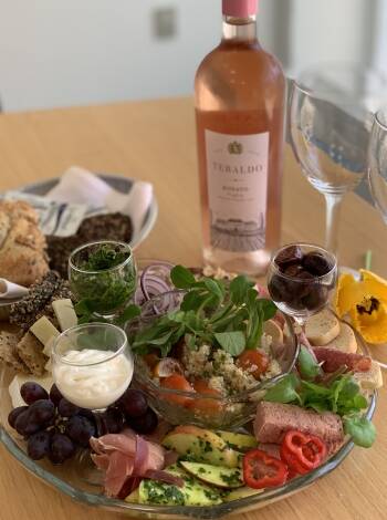 Dela en tapastallrik och en flaska rosévin vid ankomst.