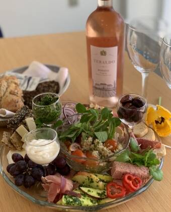 Del et tapasfat og en flaske rosévin ved ankomst.
