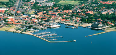 Ta en tur langs havna eller spis på en av de lokale fiskerestaurantene.