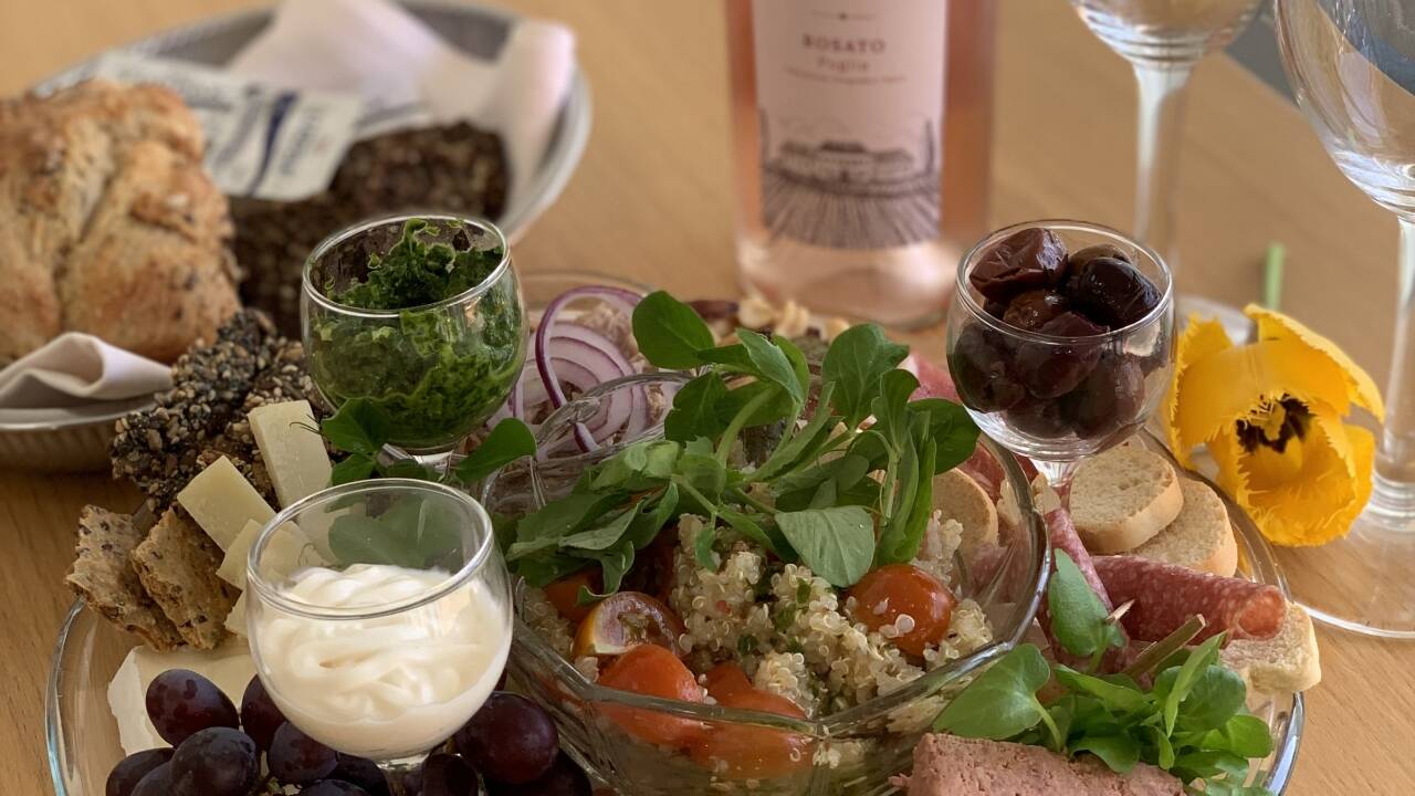 Dela en tapastallrik och en flaska rosévin vid ankomst.