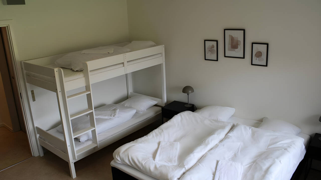 Slap af i et hyggeligt familieværelse med køjeseng til børnene.