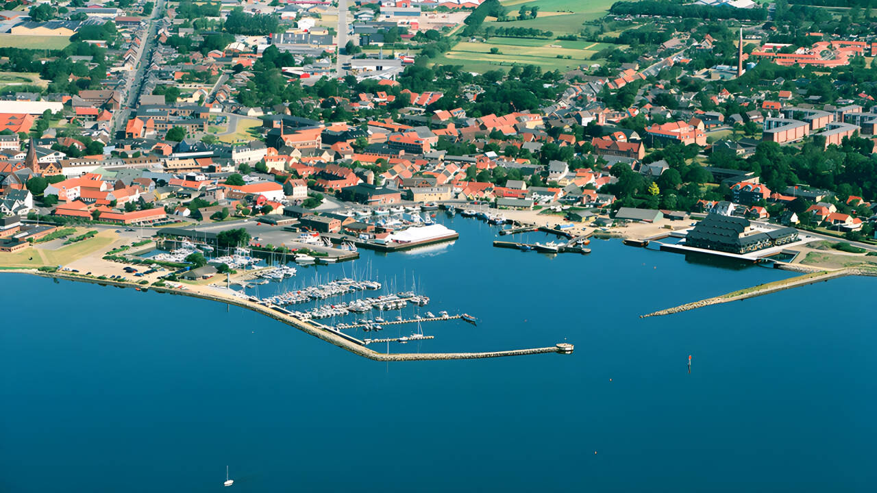 Promenera längs hamnen eller ät på en av de lokala fiskrestaurangerna.