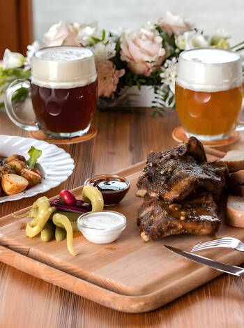 Probieren Sie die traditionelle tschechische Küche mit herzhaften Aromen und lokalem Bier.