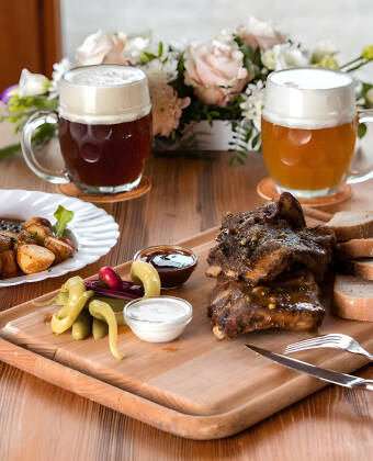 Probieren Sie die traditionelle tschechische Küche mit herzhaften Aromen und lokalem Bier.