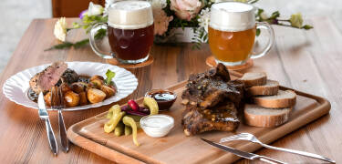 Probieren Sie die traditionelle tschechische Küche mit herzhaften Aromen und lokalem Bier.
