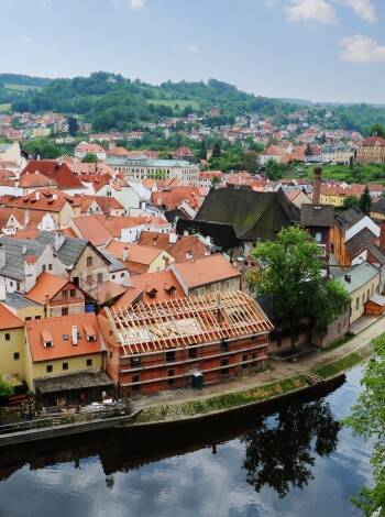 Promenera längs de slingrande gatorna i Český Krumlov, som finns med på UNESCO:s världsarvslista.