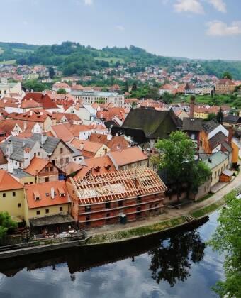 Machen Sie einen Spaziergang durch die verwinkelten Gassen von Český Krumlov, einem UNESCO-Weltkulturerbe.