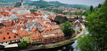 Machen Sie einen Spaziergang durch die verwinkelten Gassen von Český Krumlov, einem UNESCO-Weltkulturerbe.