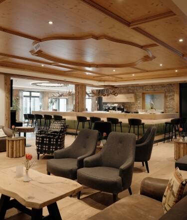 Upplev 4-stjärnig komfort med en avkopplande lounge, en elegant bar och vänlig service.