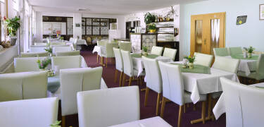 Boka ett paket och njut av goda måltider och drycker varje dag på Hotel im Kräutergarten.