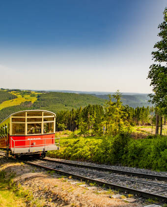 Verpassen Sie nicht eine Fahrt mit der beliebten Oberweißbacher Bergbahn.
