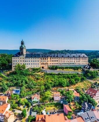 In nur einer halben Stunde erreichen Sie Rudolstadt, wo Sie das historische Schloss besichtigen können.