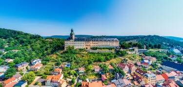 In nur einer halben Stunde erreichen Sie Rudolstadt, wo Sie das historische Schloss besichtigen können.