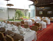 Das hoteleigene Restaurant bietet ein gutes Frühstücksbuffet und ein köstliches Abendbuffet.