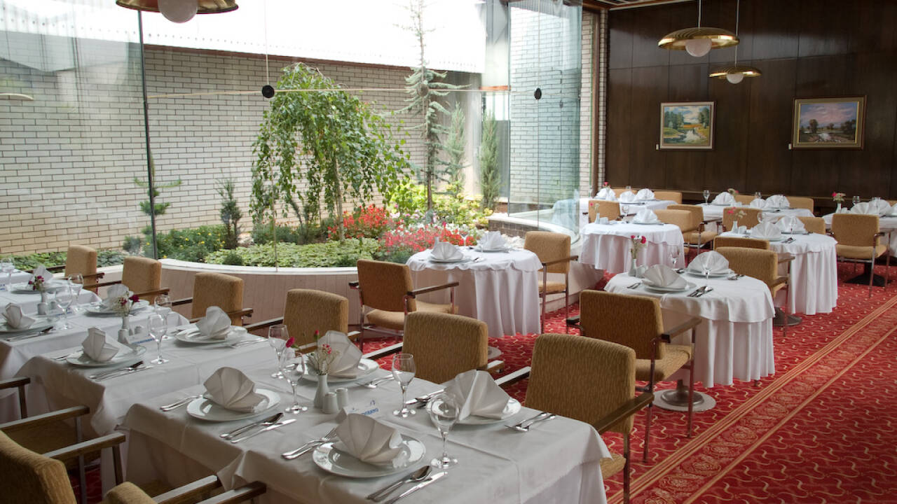 Hotellets restaurant byder på en god morgenbuffet og en dejlig middagsbuffet.