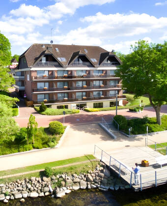 Landhuus Dieksee har en førsteklasses beliggenhed ved søpromenaden og byder på maleriske omgivelser.