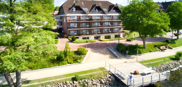 Landhuus Dieksee har en førsteklasses beliggenhed ved søpromenaden og byder på maleriske omgivelser.