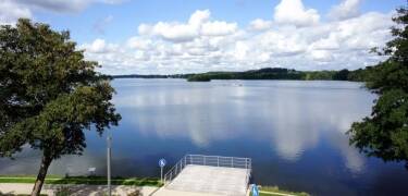 Du kan nyte den fantastiske panoramautsikten over innsjøen fra leiligheten din.