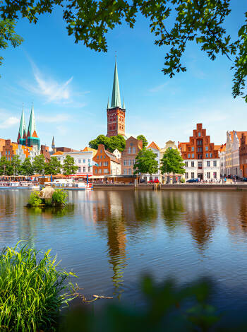 Åk på en dagsutflykt till Lübeck och fördjupa dig i stadens fascinerande historia och kultur.