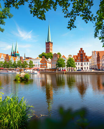 Tag en dagstur til Lübeck og fordyb dig i byens fascinerende historie og kultur.