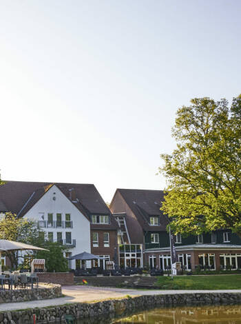 Boka din vistelse på det eleganta Treudelberg Resort Hamburg Aparthotel som är omgivet av grönska.