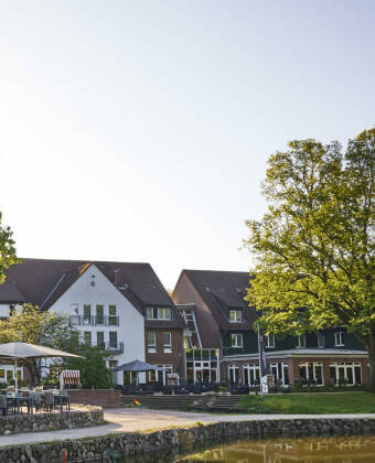 Book dit ophold på det elegante Treudelberger Resort Hamburg, som ligger omgivet af grønne områder.