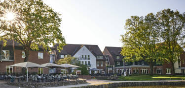 Book dit ophold på det elegante Treudelberger Resort Hamburg, som ligger omgivet af grønne områder.