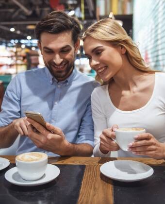 Caféer og restauranter eller indkøbsmuligheder findes i Alstertal indkøbscenter med over 240 butikker.