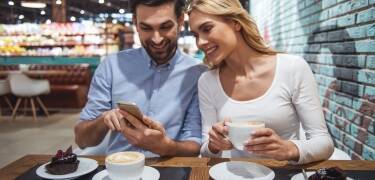 Caféer og restauranter eller indkøbsmuligheder findes i Alstertal indkøbscenter med over 240 butikker.