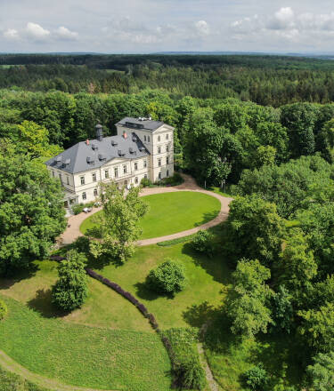Den engelska parken bjuder in till spel som krocket, pétanque och badminton.