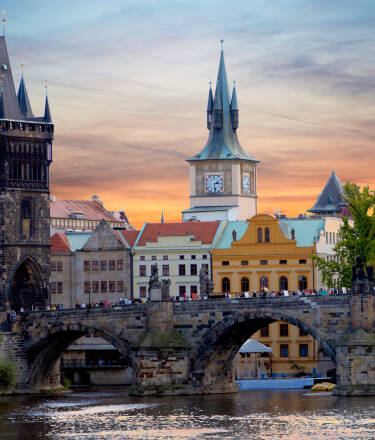 Upplev kultur och charm i Prag – bara en kort bilresa bort.