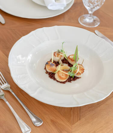 Avnjut säsongsbaserade rätter tillagade med omsorg och lokala ingredienser.