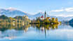 Gör en utflykt till charmiga Bled och upplev det vackra slottet och sjön.