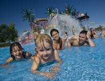 Im Sommer können Sie ein riesiges Outdoor-Erlebnisbad von bis zu 8000 m2 genießen.