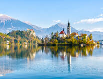 Tag på udflugt til charmerende Bled og oplev det flotte slot og søen.