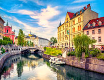 Tag på udflugt til Ljubljana, Sloveniens hovedstad, som byder på et livligt storbysliv.