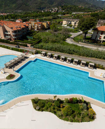 Med stora grönområden och ett generöst poolområde utomhus har detta resort allt du behöver för en riktigt avkopplande semester.