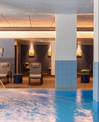 Slapp av på spaområdet med innendørsbasseng, badstue og dampbad.