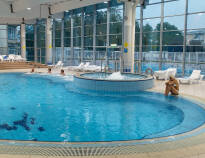 På hotellets wellnesscenter finder I en indendørs swimmingpool med spabad og massage samt en udendørs swimmingpool.