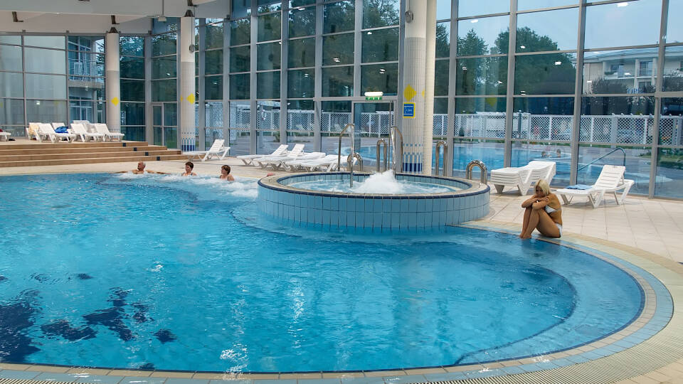 Im Wellnesscenter des Hotels finden Sie ein Hallenbad mit Whirlpool und Massage sowie einen Außenpool.