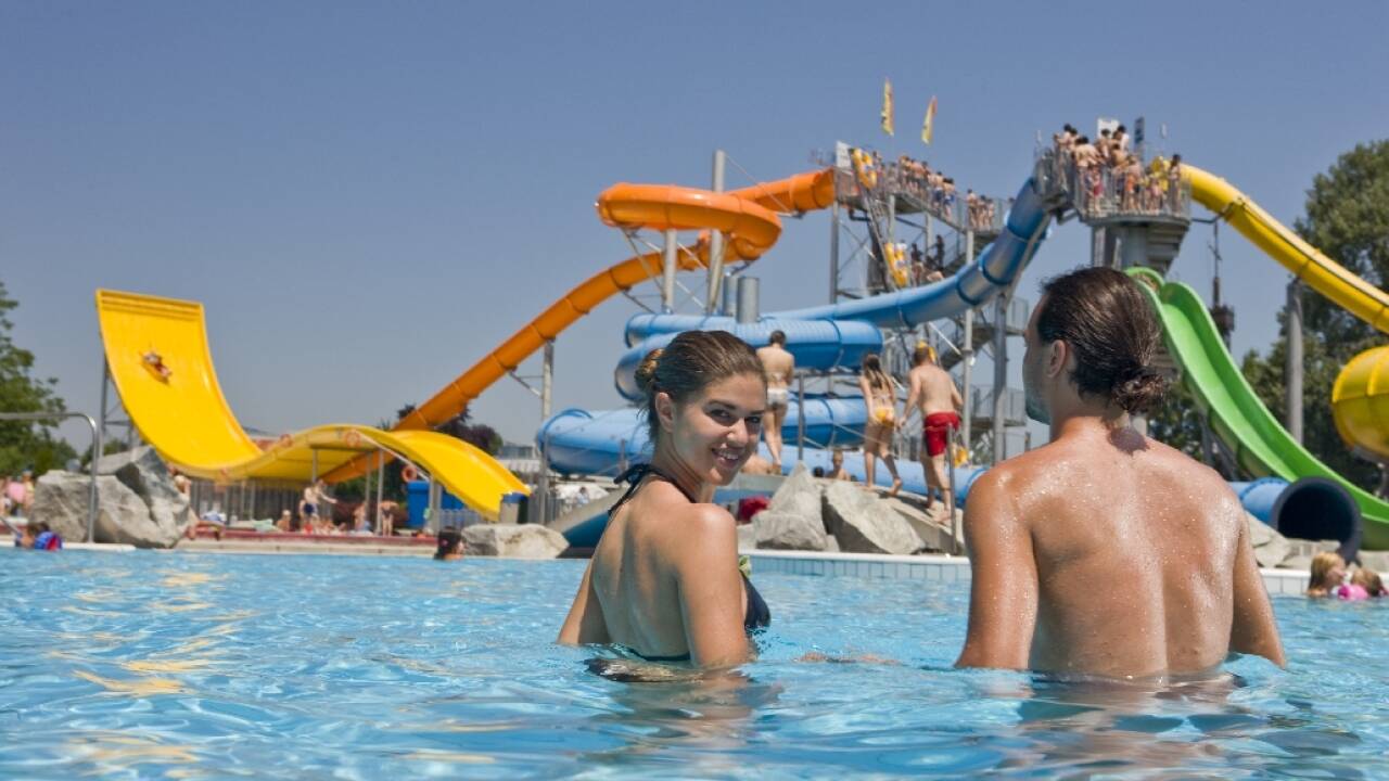 Ud over indendørs og udendørs swimmingpools er der adgang til vinterens vandland eller sommervandspark.