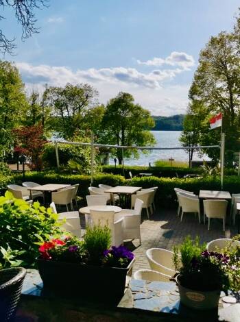 Restaurangen skämmer bort dig med färska, regionala specialiteter - på begäran även på terrassen vid sjön.