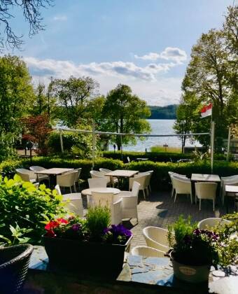 Restauranten forkæler dig med friske, regionale specialiteter - på anmodning også på terrassen ved søen.
