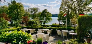 Das Restaurant verwöhnt Sie mit frischen, regionalen Spezialitäten - auf Wunsch auch auf der Seeterrasse.