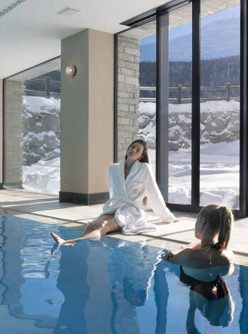 Hotellets wellnessavdelning är 1 200 m² stor och har en pool med panoramautsikt, saltvattenbad och olika bastur och relaxrum.