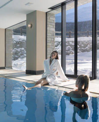 Hotellets velværeområde strekker seg over 1200 m² og inkluderer et panoramabasseng, saltvannsbasseng og en rekke badstuer og avslapningsrom.