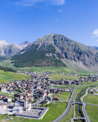 Das Hotel Lac Salin liegt in der ruhigen Alpenstadt Livigno und bietet sowohl eine malerische Bergkulisse als auch Zugang zu zollfreien Einkaufsmöglichkeiten.