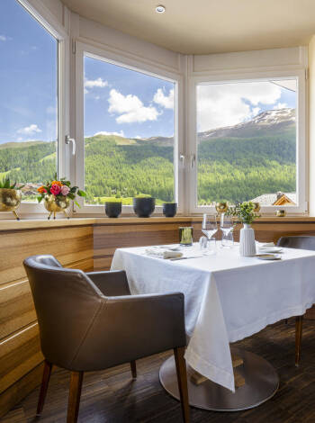 Från både rummen och restaurangens terrass kan du njuta av vidsträckt, oavbruten utsikt över det omgivande landskapet.